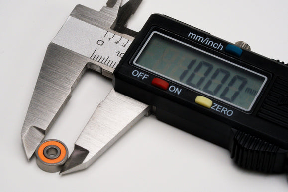Measuring the outer diameter of a reel bearing with a caliper