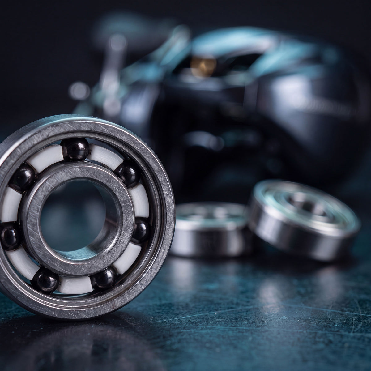 Spool bearing in front of a baitcasting reel